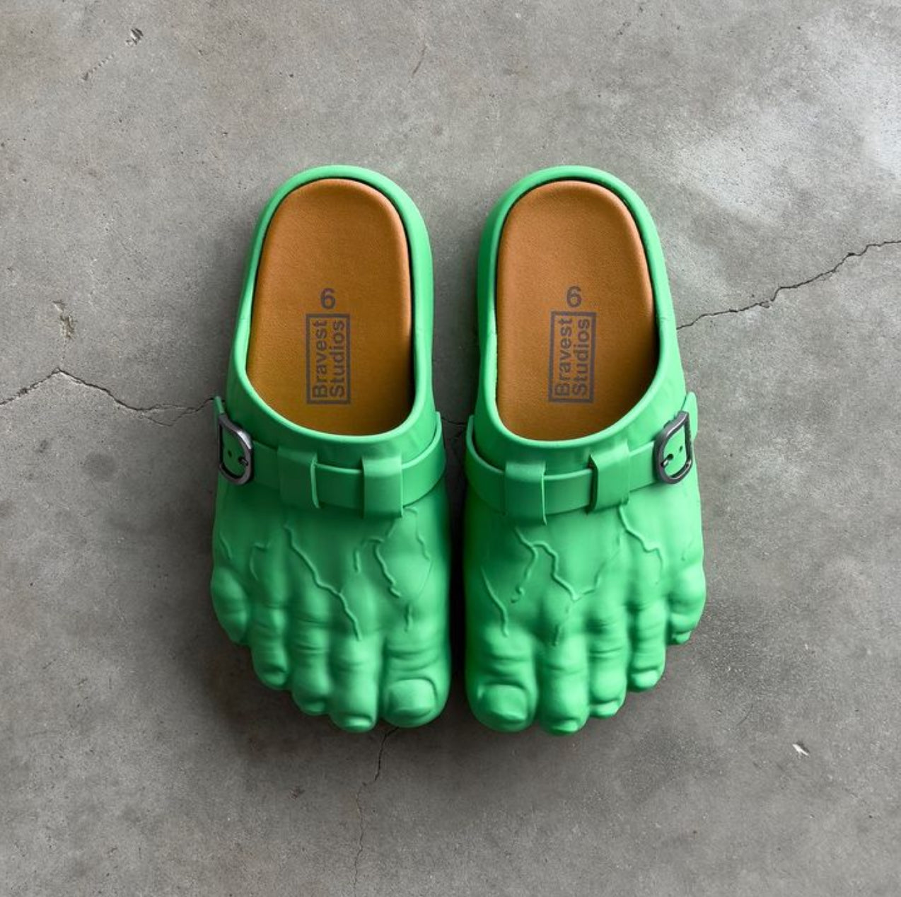 BRAVEST STUDIO HULK FOOT CLOG GREEN