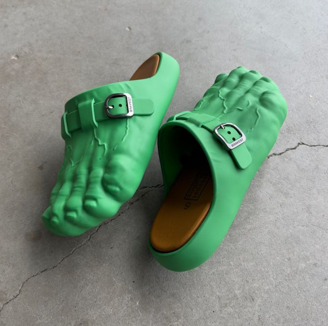 BRAVEST STUDIO HULK FOOT CLOG GREEN