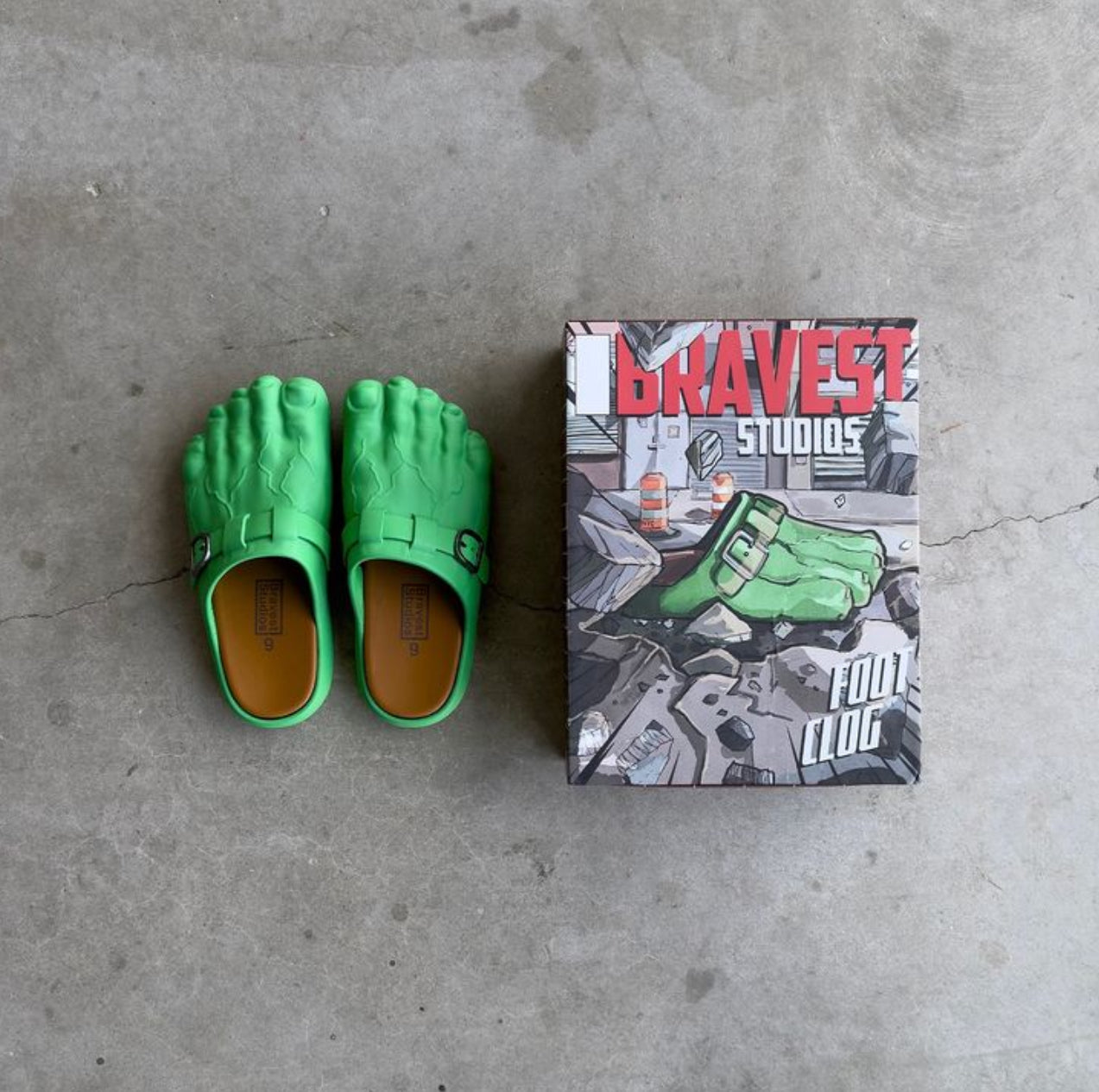 BRAVEST STUDIO HULK FOOT CLOG GREEN